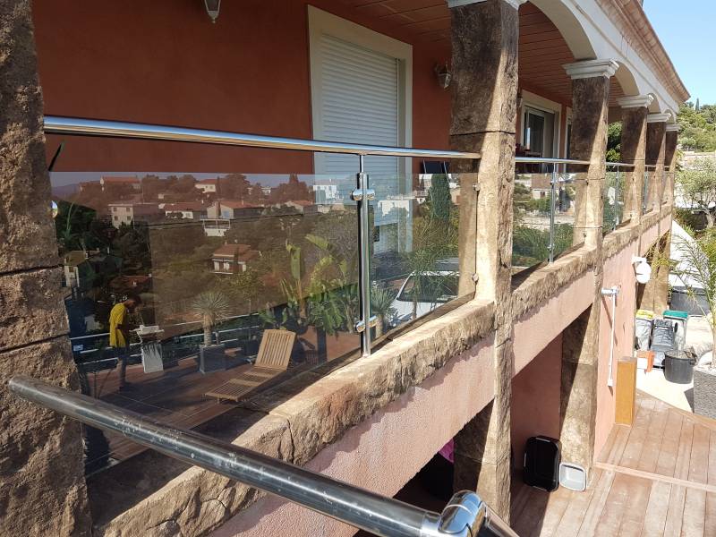 Installation de garde-corps en inox poli avec tubes ronds, câbles et verre sur mesure à Hyères