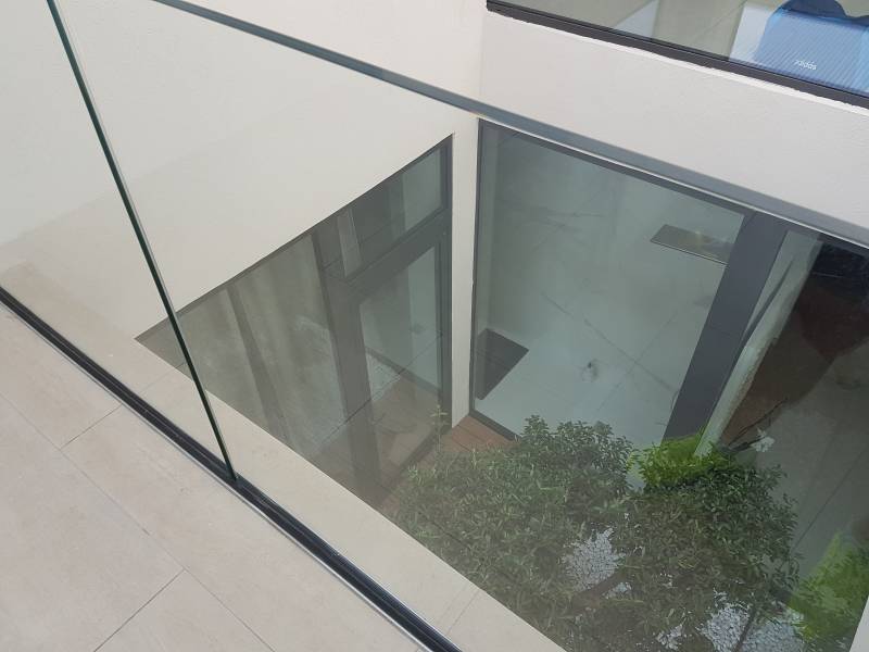 Réalisation et pose d'un garde-corps en verre par profilé alu au sol semi-encastré au Faron sur les hauteurs de Toulon