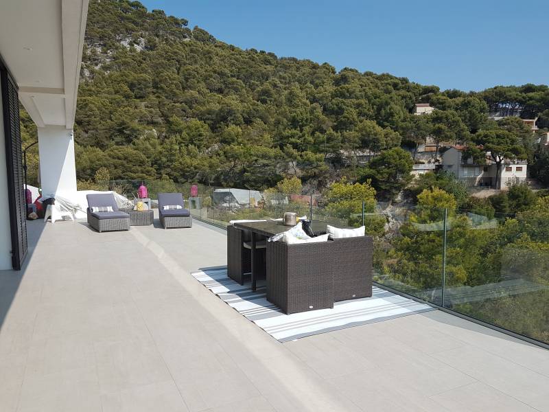 Réalisation et pose d'un garde-corps en verre par profilé alu au sol semi-encastré au Faron sur les hauteurs de Toulon