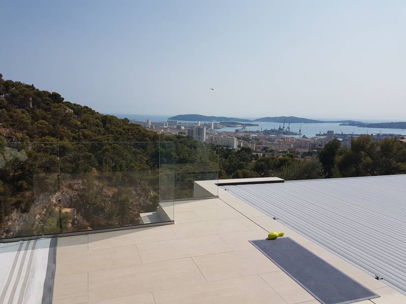 Réalisation et pose d'un garde-corps en verre par profilé alu au sol semi-encastré au Faron sur les hauteurs de Toulon