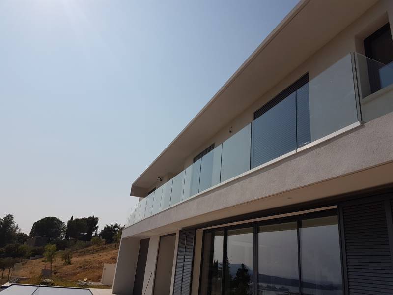 Réalisation et pose d'un garde-corps en verre par profilé alu au sol semi-encastré au Faron sur les hauteurs de Toulon