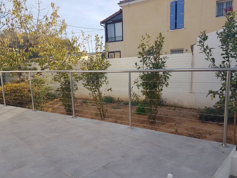 Barrière extérieure inox poli miroir et câble inox sur terrasse d'une maison neuve sur mesure a Sanary