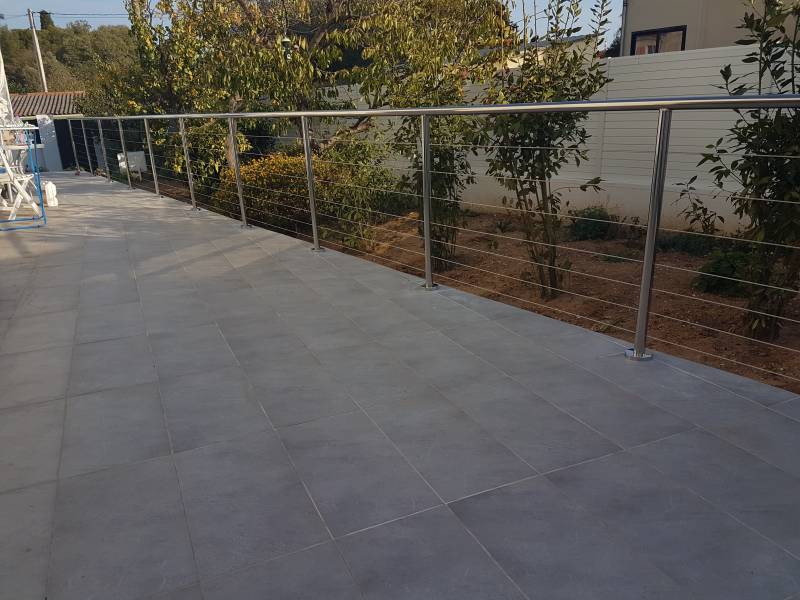 Barrière extérieure inox poli miroir et câble inox sur terrasse d'une maison neuve sur mesure a Sanary