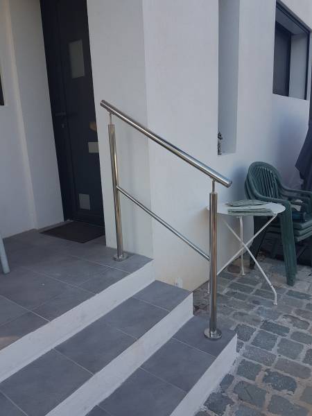 Barrière extérieure inox poli miroir et câble inox sur terrasse d'une maison neuve sur mesure a Sanary