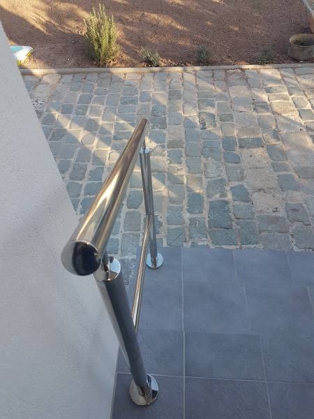 Barrière extérieure inox poli miroir et câble inox sur terrasse d'une maison neuve sur mesure a Sanary