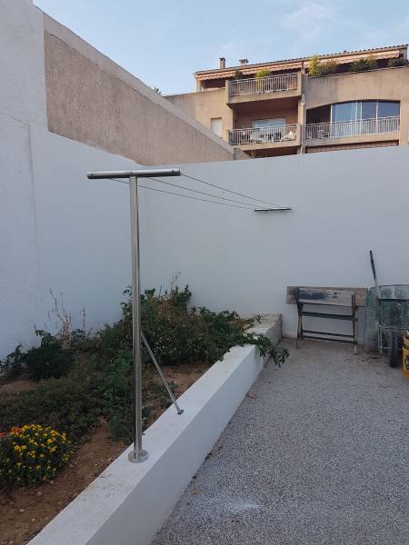 Barrière extérieure inox poli miroir et câble inox sur terrasse d'une maison neuve sur mesure a Sanary