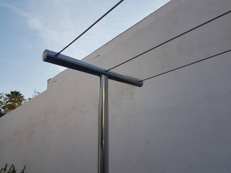 Barrière extérieure inox poli miroir et câble inox sur terrasse d'une maison neuve sur mesure a Sanary