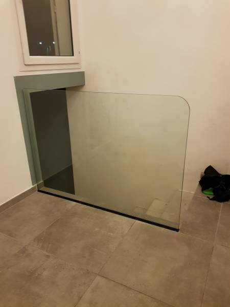 Garde corps en verre clair trempé avec support encastré dans le sol d'un appartement en rénovation a Toulon
