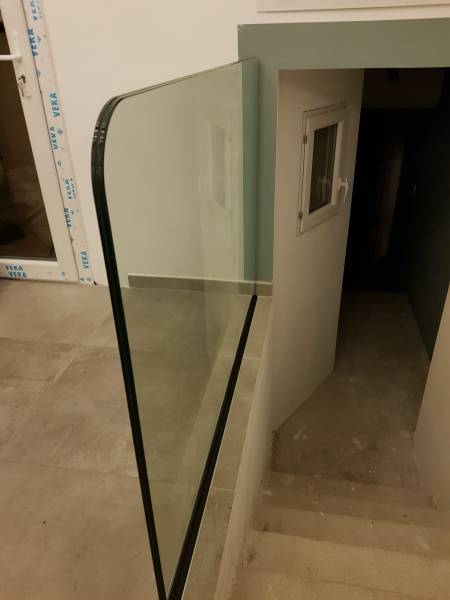 Création et mise en place d'un garde-corps en verre clair trempé avec support encastré dans le sol pour un appartement en rénovation à Toulon