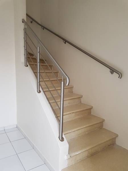 Création et installation d'un garde-corps en inox brossé avec lisse et main courante pour une maison en rénovation à Toulon