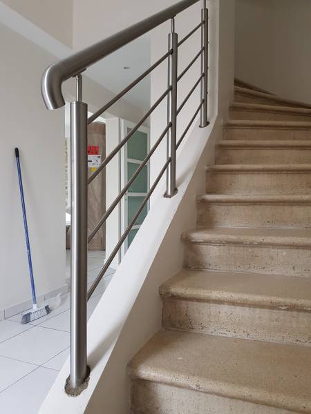 Création et installation d'un garde-corps en inox brossé avec lisse et main courante pour une maison en rénovation à Toulon
