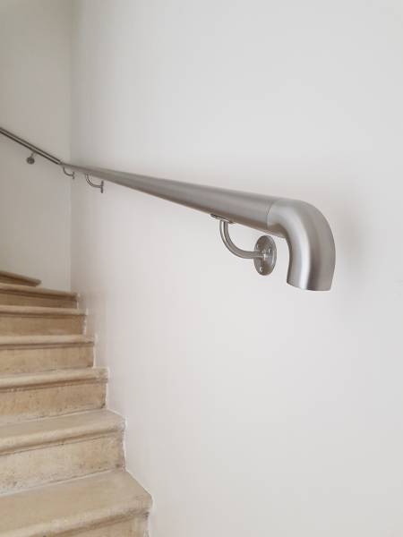 Création et installation d'un garde-corps en inox brossé avec lisse et main courante pour une maison en rénovation à Toulon