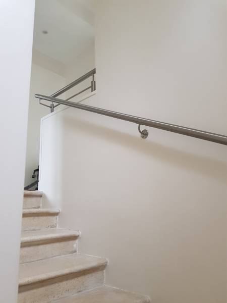 Création et installation d'un garde-corps en inox brossé avec lisse et main courante pour une maison en rénovation à Toulon