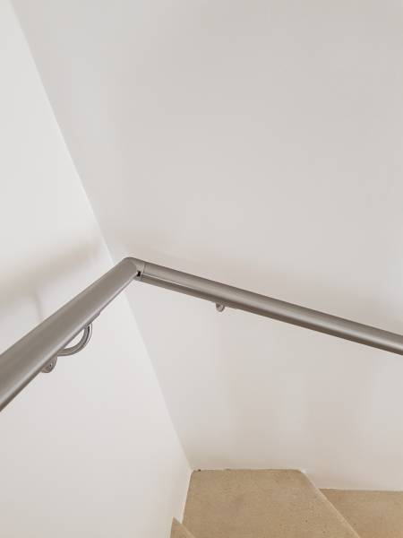 Création et installation d'un garde-corps en inox brossé avec lisse et main courante pour une maison en rénovation à Toulon