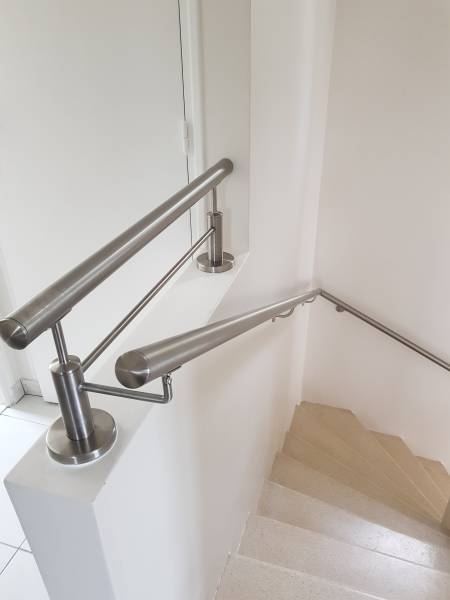 Création et installation d'un garde-corps en inox brossé avec lisse et main courante pour une maison en rénovation à Toulon