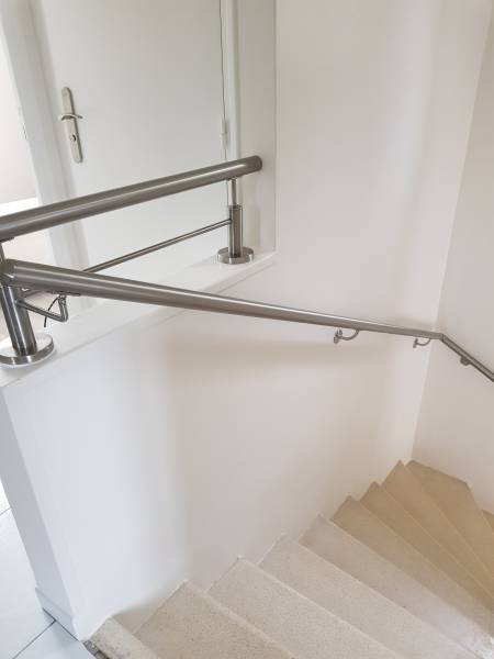 Création et installation d'un garde-corps en inox brossé avec lisse et main courante pour une maison en rénovation à Toulon