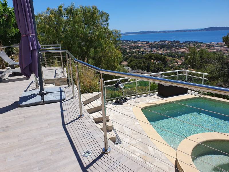 Garde-corps en inox entourant une terrasse à La Farlède, avec vue dégagée sur la piscine en contrebas.