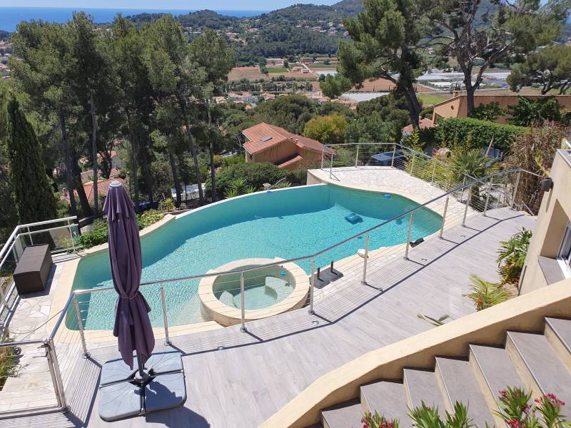Installation garde-corps autour d'une piscine à La Farlède.