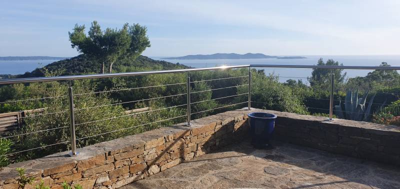 Terrasse vue mer entourée d'un garde-corps en inox SHM