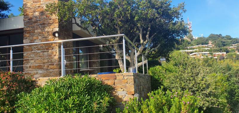 Vue d'une terrasse protégée par un garde-corps SHM en inox