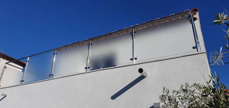 Pose d'un garde-corps avec verre depoli à Toulon