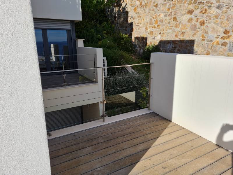 SHM 83 vous propose la conception et l’installation de garde-corps sur-mesure en inox poli verre et câbles dans le golfe de Saint-Tropez
