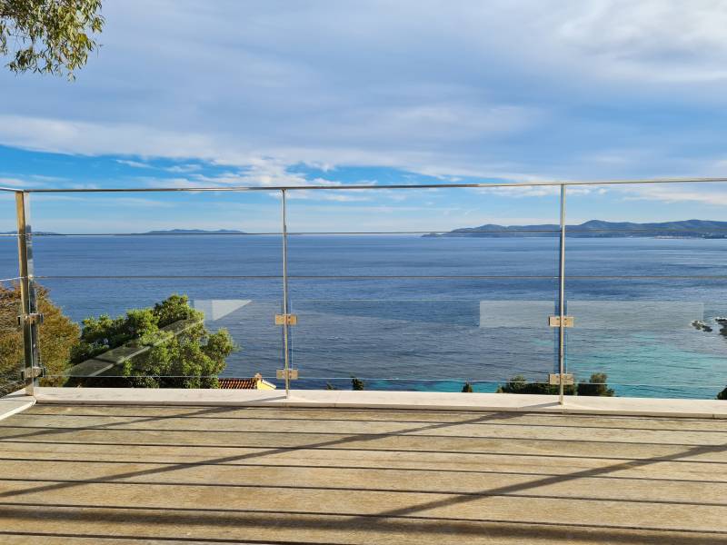 SHM 83 vous propose la conception et l’installation de garde-corps sur-mesure en inox poli verre et câbles dans le golfe de Saint-Tropez
