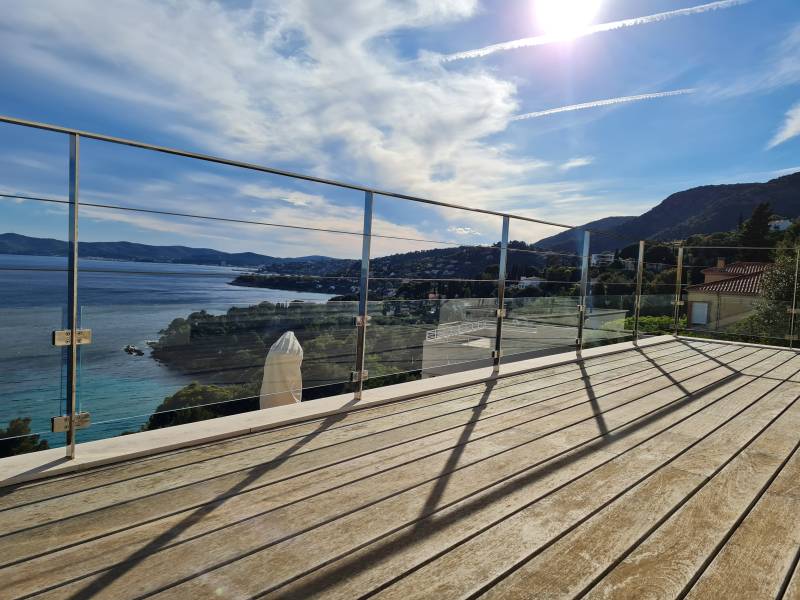 SHM 83 vous propose la conception et l’installation de garde-corps sur-mesure en inox poli verre et câbles dans le golfe de Saint-Tropez