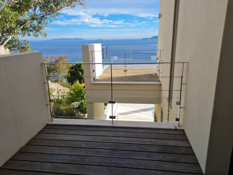 SHM 83 vous propose la conception et l’installation de garde-corps sur-mesure en inox poli verre et câbles dans le golfe de Saint-Tropez