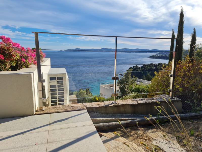 SHM 83 vous propose la conception et l’installation de garde-corps sur-mesure en inox poli verre et câbles dans le golfe de Saint-Tropez
