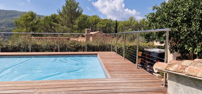 Installation d'un garde-corps sur-mesure en inox poli et câbles dans le Var