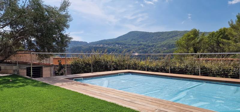 Fabrication d'un garde-corps sur-mesure en inox poli et câbles dans l'aire toulonnaise