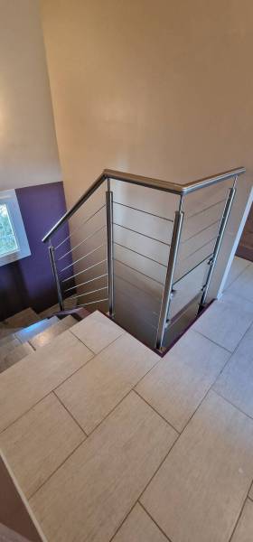 Fabrication d'une rampe et d'un garde-corps en inox brossé, câbles et verre pour des escaliers en intérieur