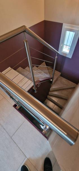 Fabrication d'une rampe et d'un garde-corps en inox brossé, câbles et verre pour des escaliers en intérieur