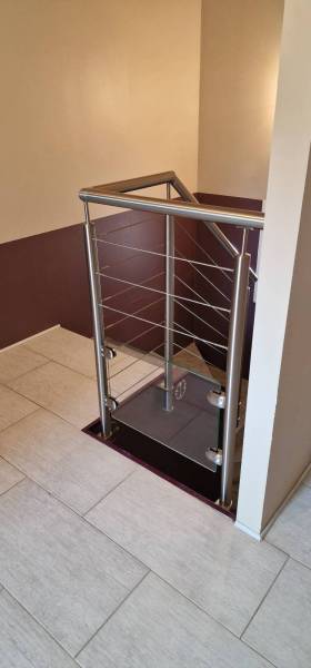 Fabrication d'une rampe et d'un garde-corps en inox brossé, câbles et verre pour des escaliers en intérieur
