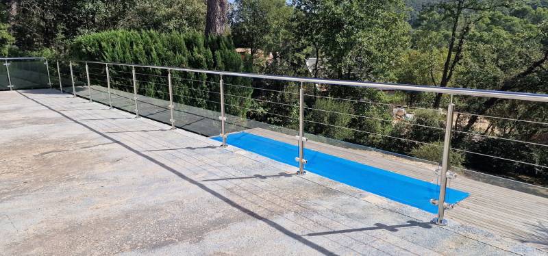 Sécurisation d'une terrasse en hauteur avec un garde-corps en inox poli et câbles