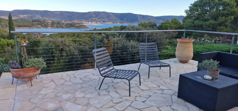 Mise en place d'un garde-corps et d'une rampe en inox et câbles pour sécuriser une terrasse et un escalier extérieur