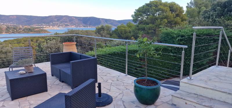 Mise en place d'un garde-corps et d'une rampe en inox et câbles pour sécuriser une terrasse et un escalier extérieur