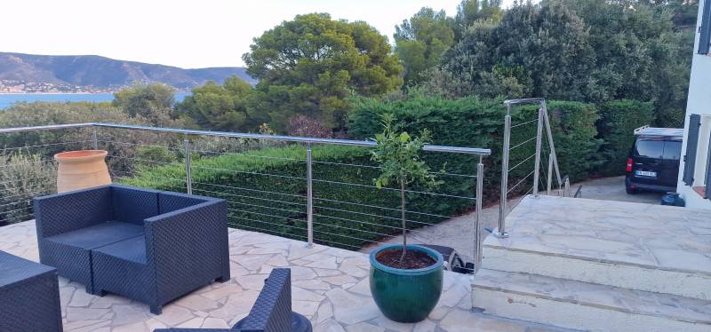 Mise en place d'un garde-corps et d'une rampe en inox et câbles pour sécuriser une terrasse et un escalier extérieur