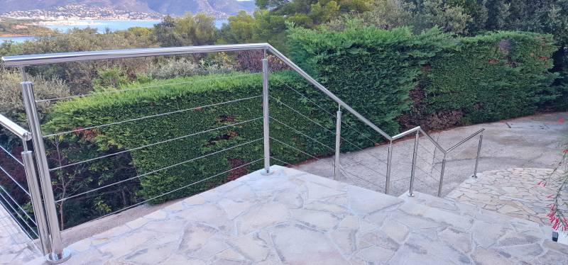 Mise en place d'un garde-corps et d'une rampe en inox et câbles pour sécuriser une terrasse et un escalier extérieur