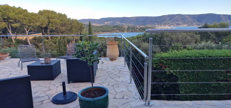 Mise en place d'un garde-corps et d'une rampe en inox et câbles pour sécuriser une terrasse et un escalier extérieur