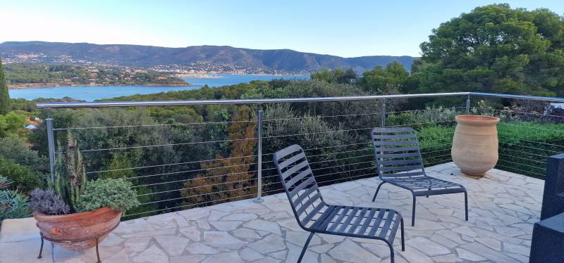 Mise en place d'un garde-corps et d'une rampe en inox et câbles pour sécuriser une terrasse et un escalier extérieur