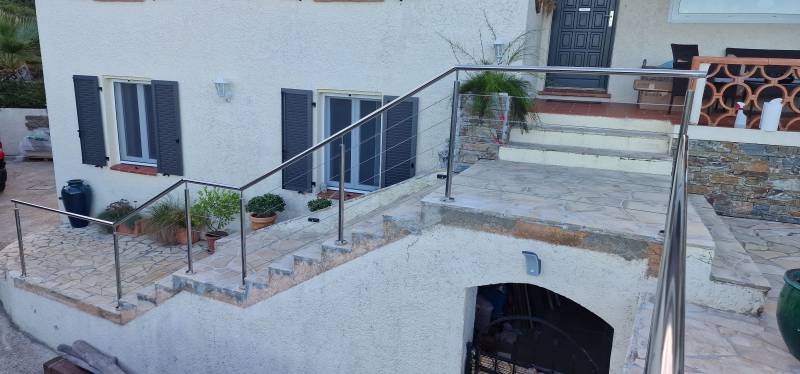 Mise en place d'un garde-corps et d'une rampe en inox et câbles pour sécuriser une terrasse et un escalier extérieur