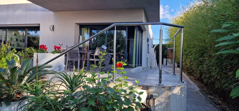 Rampes en inox poli et câbles pour escaliers extérieurs dans le Var : élégance et sécurité sur-mesure