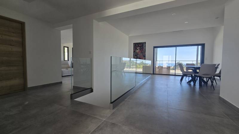 Création d'un garde-corps en verre à la Garde 