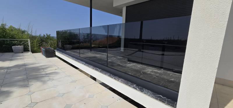 Installation d'un garde-corps en verre à Hyères 