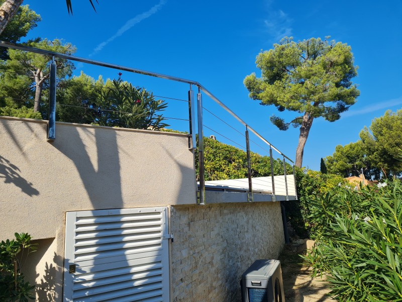 Garde-corps en inox poli et câbles pour des escaliers à Cannes : sécurité et style avec SHM