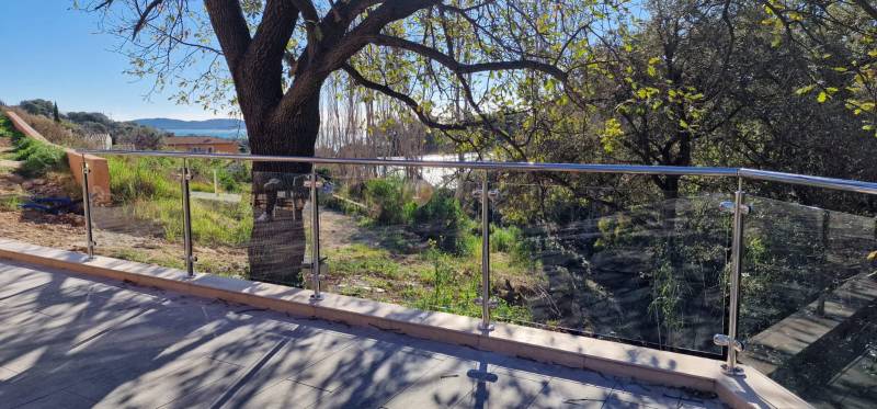 Garde-corps moderne en inox poli et verre dans le Var