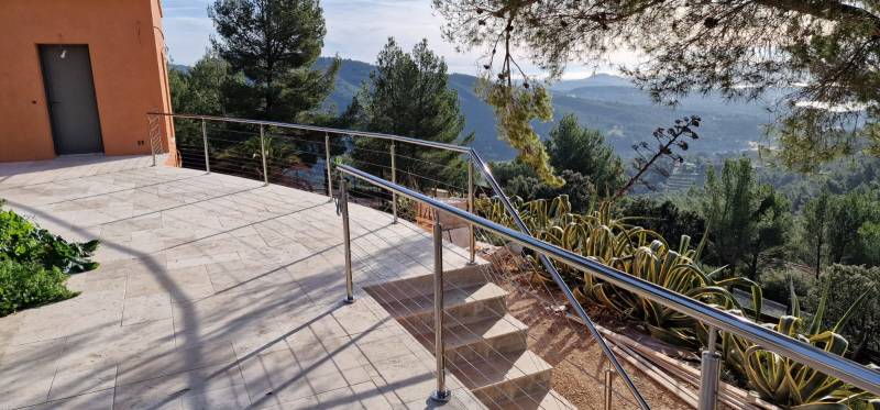 Installation d'un garde-corps en inox et câble pour sécuriser une terrasse à Hyères