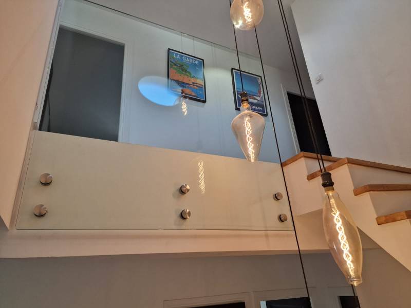 Installation d’un garde-corps en verre à la garde pour des escaliers modernes